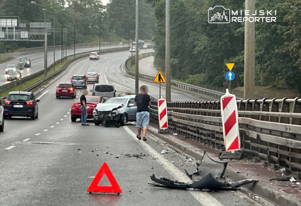 Prymasa da s8 yolundan cikan bir arac surucusu bariyerlere carpti bu kac kere oldu 11145