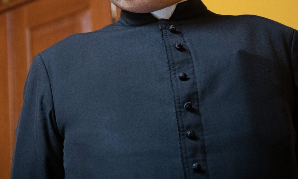 rahibin bir tanidigini vahsice oldurdugu iddia edildi uzmanlar 68 yasindaki rahibin kundaklama sirasinda hayatta olup olmadigini arastiracak 11043