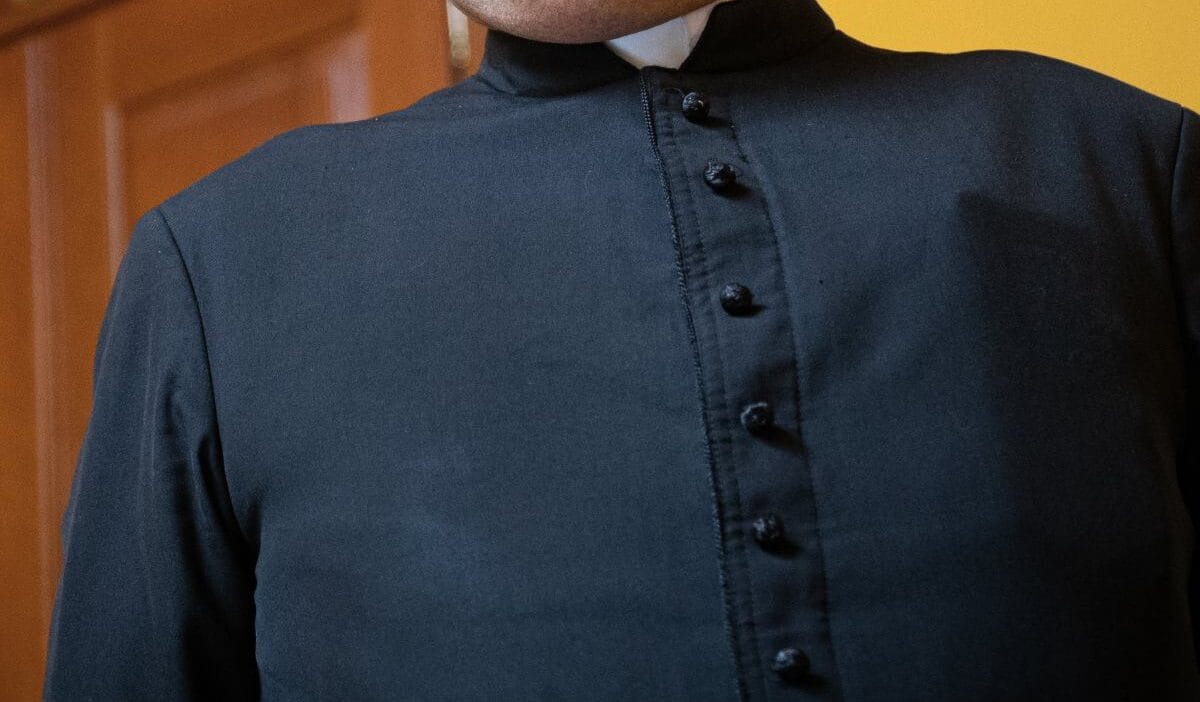 Rahibin bir tanidigini vahsice oldurdugu iddia edildi uzmanlar 68 yasindaki rahibin kundaklama sirasinda hayatta olup olmadigini arastiracak 11043