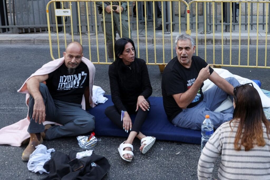 rehine aileleri netanyahu nun evinin onunde protesto gosterisi duzenledi i srail basbakani kacti 11334