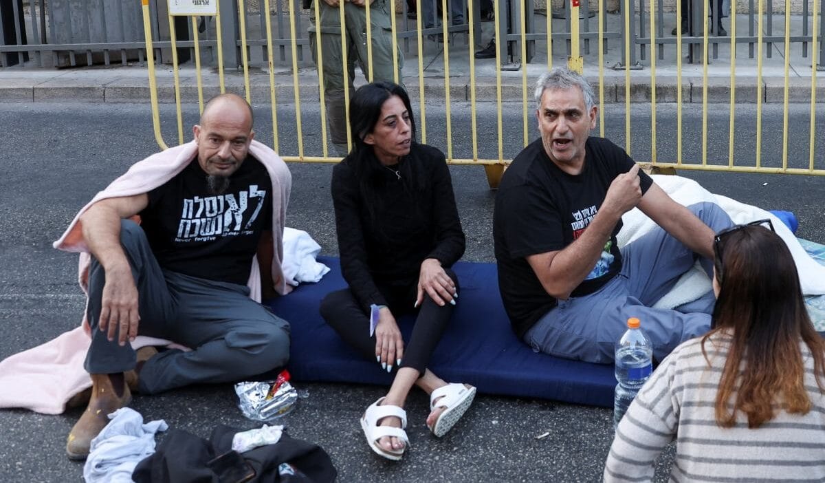 Rehine aileleri netanyahu nun evinin onunde protesto gosterisi duzenledi i srail basbakani kacti 11334