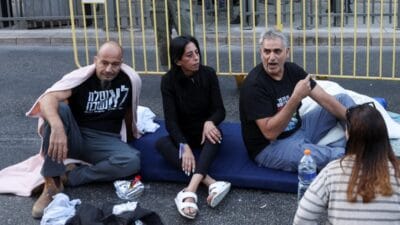 Rehine aileleri netanyahu'nun evinin önünde protesto gösterisi düzenledi. İsrail başbakanı kaçtı 2 Rehine aileleri netanyahu nun evinin onunde protesto gosterisi duzenledi i srail basbakani kacti 11334