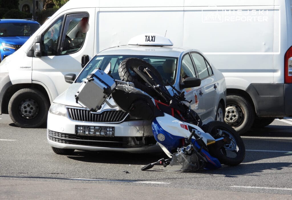 Rembert w da carpismanin ardindan motosiklet surucusu yaralandi taksi tarafindan zorunlu oncelik 13102