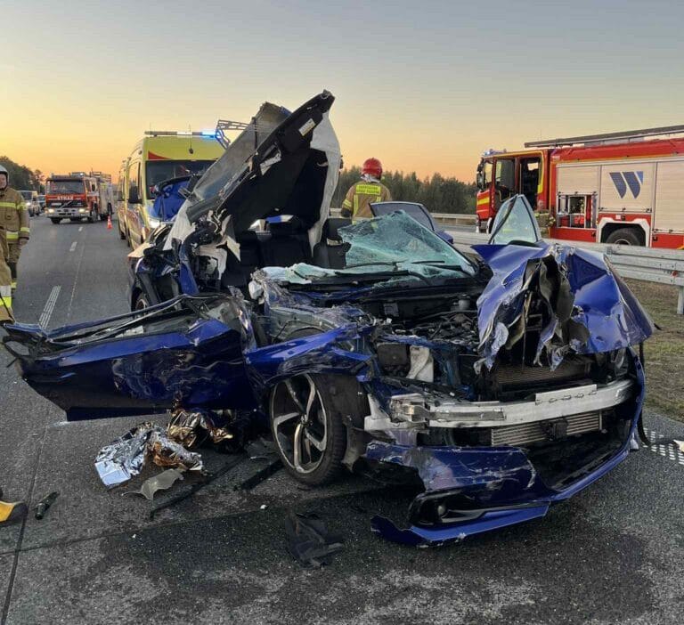 S17'de ciddi kaza! Arabada sıkışan bir kişi. Lpr helikopteri iş başında 1 S17 de ciddi kaza arabada sikisan bir kisi lpr helikopteri is basinda 13472