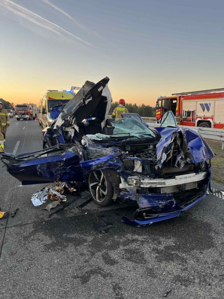 s17 de ciddi kaza arabada sikisan bir kisi lpr helikopteri is basinda 13472