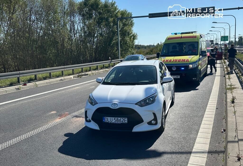 S7'de 4 araç arasında çarpışma. Motosiklet sürücüsü sağlık görevlilerinin gözetimi altında 1 S7 de 4 arac arasinda carpisma motosiklet surucusu saglik gorevlilerinin gozetimi altinda 12184