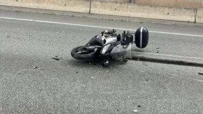 S8 de bir motosikletli ile bir otomobil carpisti uc serit kapandi 11547