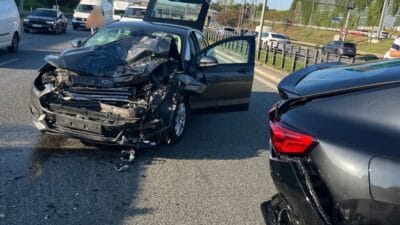 S8 de iki arac arasinda ciddi carpisma trafik sikisikligi birkac kilometre uzunlugunda 12393