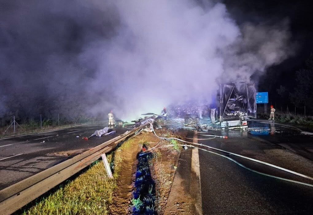 S8 de iki kamyon carpisti bir tanesi alev aldi yol trafige kapatildi 10166