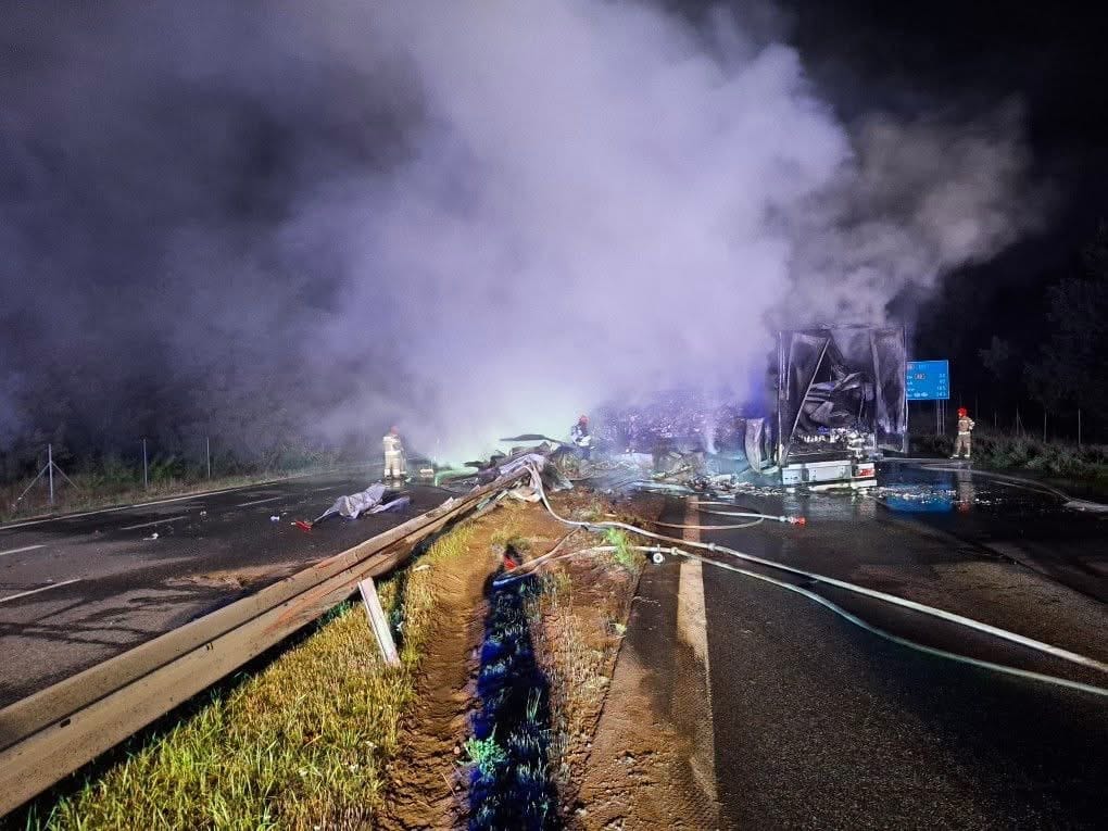 s8 de iki kamyon carpisti bir tanesi alev aldi yol trafige kapatildi 10166