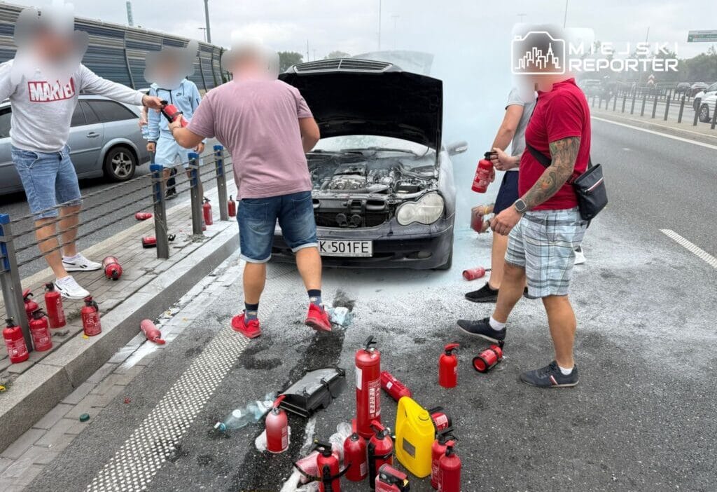 S8 de mercedes yangini trafik tikandi duzinelerce yangin sondurucu kullanildi 9458