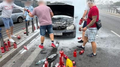 S8'de mercedes yangını! Trafik tıkandı. Düzinelerce yangın söndürücü kullanıldı 3 S8 de mercedes yangini trafik tikandi duzinelerce yangin sondurucu kullanildi 9458