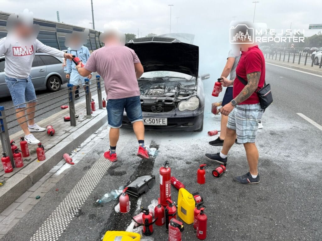 s8 de mercedes yangini trafik tikandi duzinelerce yangin sondurucu kullanildi 9458