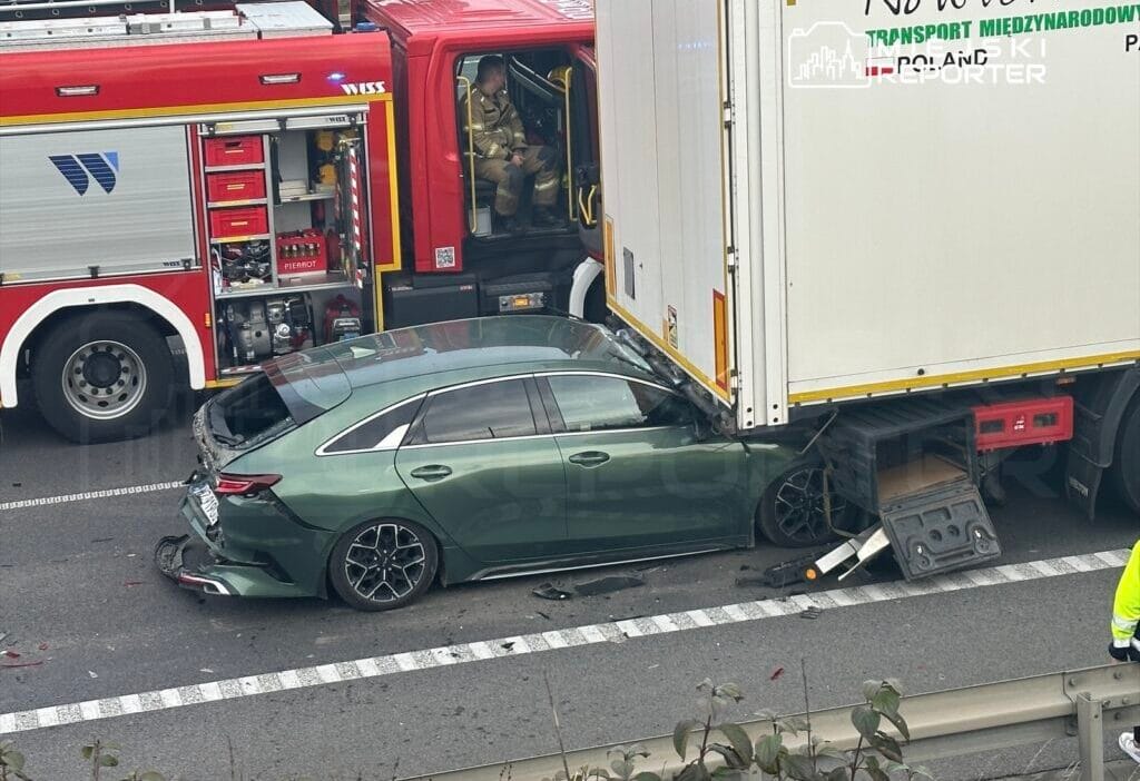 S8'de üç araç çarpıştı. Binek araç iki kamyonun arasına sıkıştı 1 S8 de uc arac carpisti binek arac iki kamyonun arasina sikisti 11166