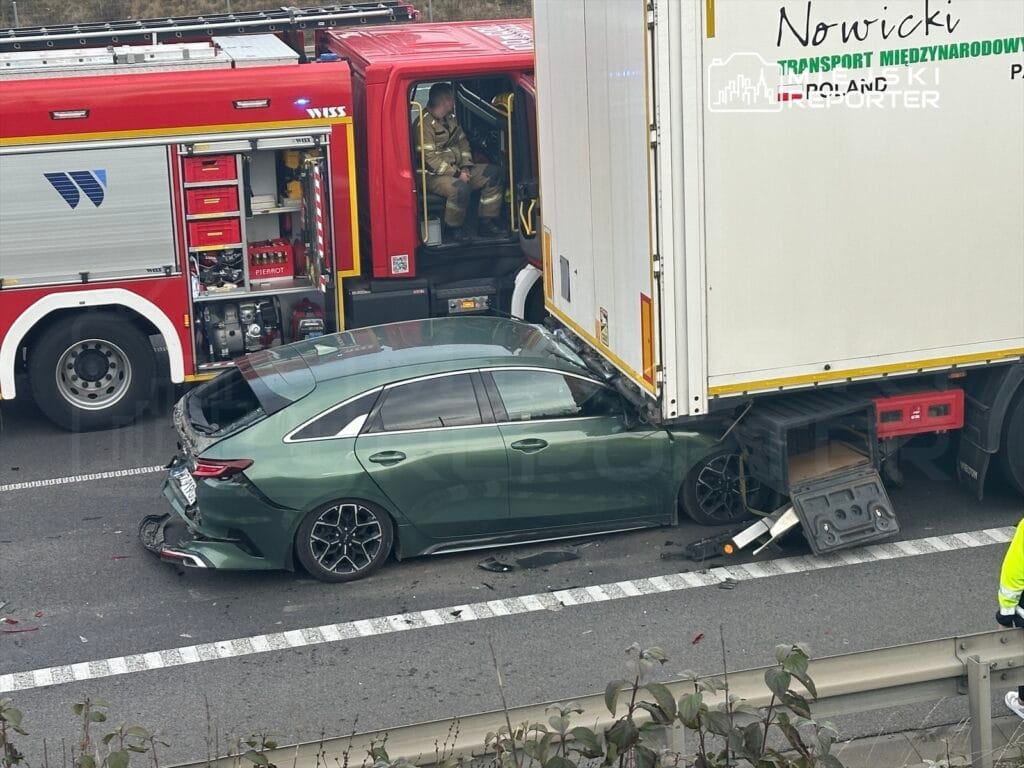 s8 de uc arac carpisti binek arac iki kamyonun arasina sikisti 11166