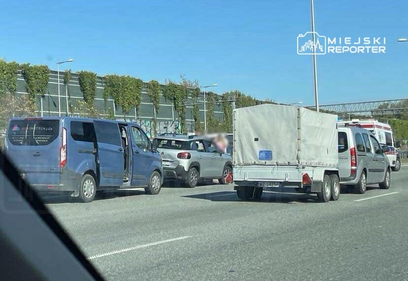 S8'de üç araç çarpıştı. Bir kişi hastaneye kaldırıldı 1 S8 de uc arac carpisti bir kisi hastaneye kaldirildi 12187