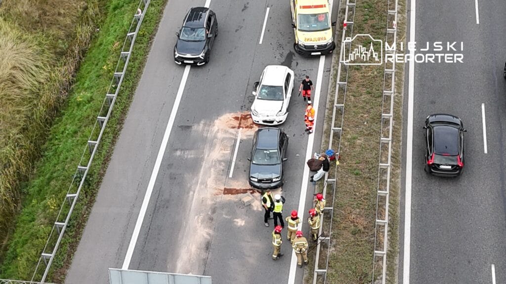 S8'de üç araç çarpıştı. Ekipler olay yerinde çalışıyordu. 1 S8 de uc arac carpisti ekipler olay yerinde calisiyordu 9653