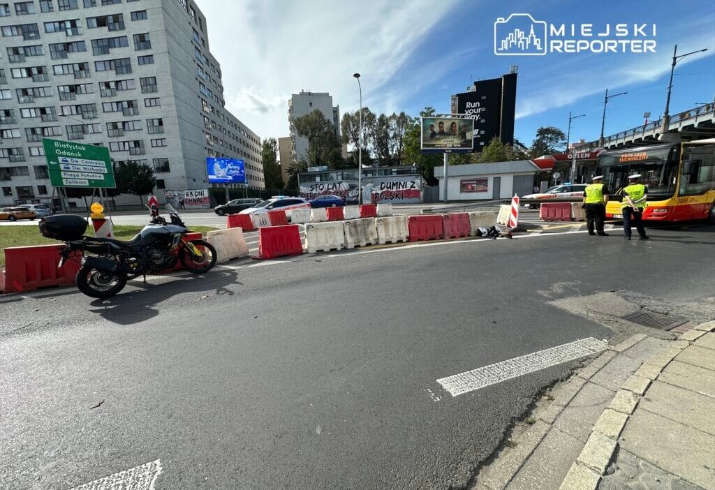 Sag seritten sola donen bir belediye otobusu bir motosiklete carpti i ki kisi hastaneye kaldirildi 11409