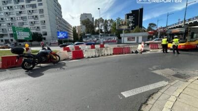 Sag seritten sola donen bir belediye otobusu bir motosiklete carpti i ki kisi hastaneye kaldirildi 11409