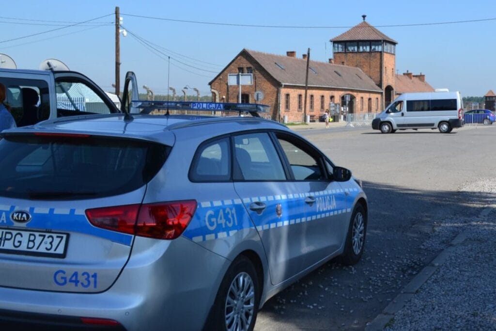 sarhos adamlar auschwitz birkenau muzesi nin arazisine izinsiz girdiler i kiden fazla sarhos vardi 12922