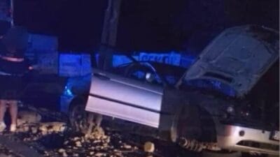 Sarhoş bmw sürücüsü bir direğe çarptı. Kaçarken kimlik kartını kaybetmiştir. Yakalandı 2 Sarhos bmw surucusu bir direge carpti kacarken kimlik kartini kaybetmistir yakalandi 9656