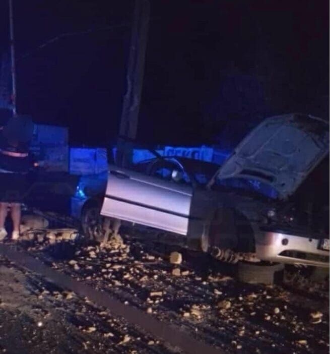 Sarhoş bmw sürücüsü bir direğe çarptı. Kaçarken kimlik kartını kaybetmiştir. Yakalandı 1 Sarhos bmw surucusu bir direge carpti kacarken kimlik kartini kaybetmistir yakalandi 9656