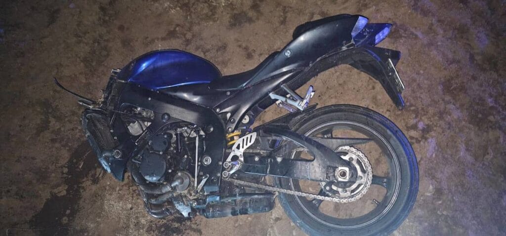 Sarhoş motosiklet sürücüsü beton menfeze çarptı 1 Sarhos motosiklet surucusu beton menfeze carpti 10454