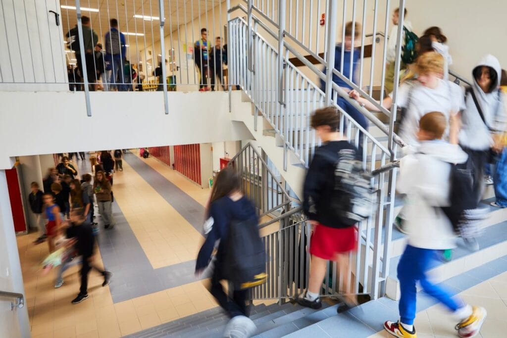 sarhos olacagim okul yilinin basinda tartismali bir sarki okul kendini acikliyor 8528