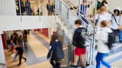 Sarhos olacagim okul yilinin basinda tartismali bir sarki okul kendini acikliyor 8528