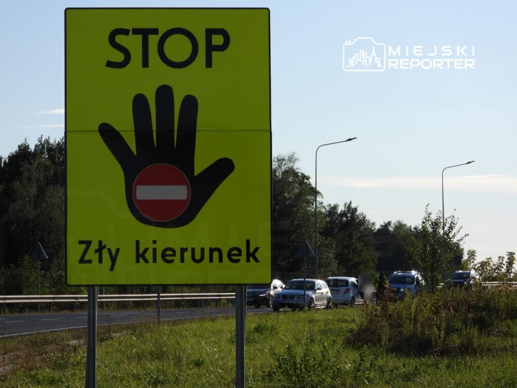 sarhos surucu s8 de trafige karsi arac kullanmaya calisti bir isaret onu durdurmadi diger suruculer tarafindan yakalandi 11259