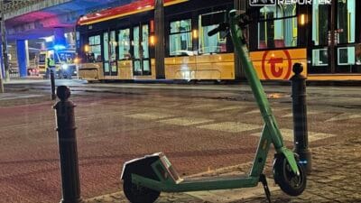 Scooter sürücüsü, kırmızı ışıkta geçti, tramvayın altına girdi 2 Scooter surucusu kirmizi isikta gecti tramvayin altina girdi 11301