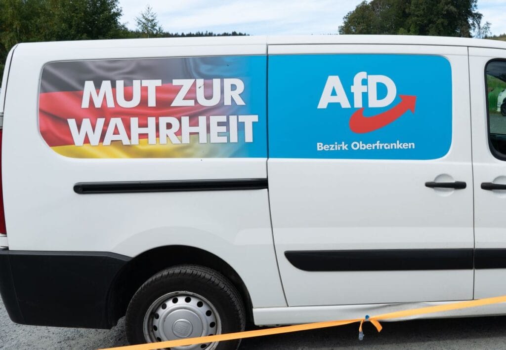 secimlerden once alman afd de bir dizi olum yasandi bir komplo teorisi dalgasi interneti sardi 8642