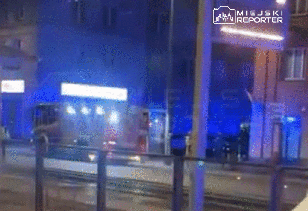 Sehir merkezinde gece kovalamacasi surucu arabayi terk etti ve catilara saklandi 12982