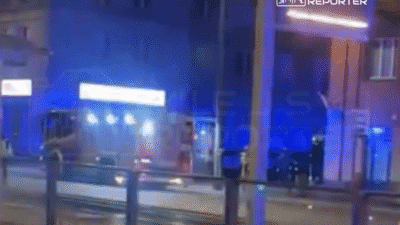 Sehir merkezinde gece kovalamacasi surucu arabayi terk etti ve catilara saklandi 12982