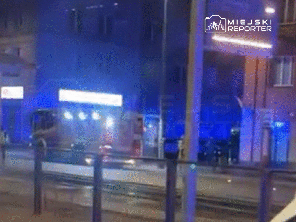 sehir merkezinde gece kovalamacasi surucu arabayi terk etti ve catilara saklandi 12982