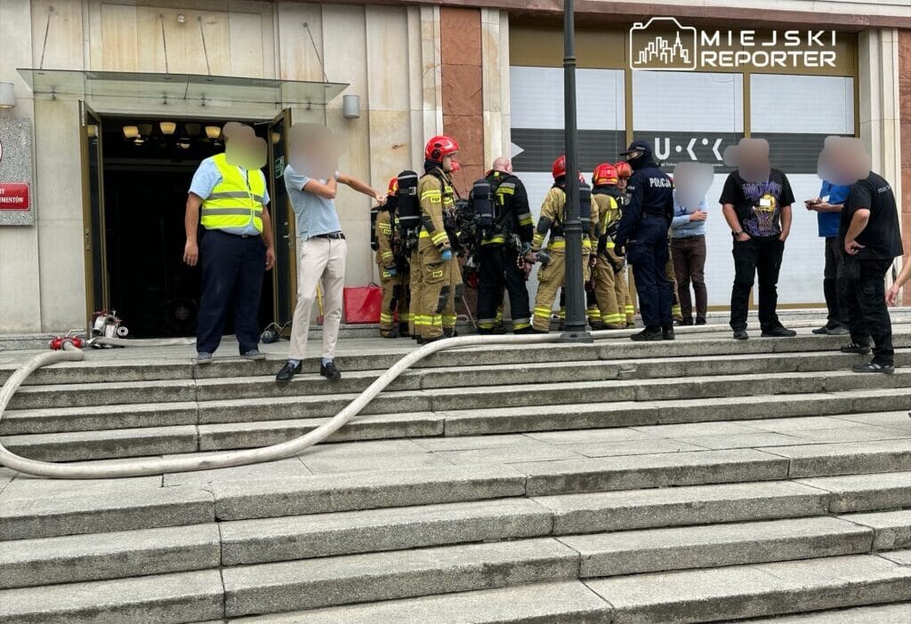 Sehir merkezindeki occc arsivinde yangin i tfaiye ekiplerinin olay yerindeki calismalari devam ediyor 12637