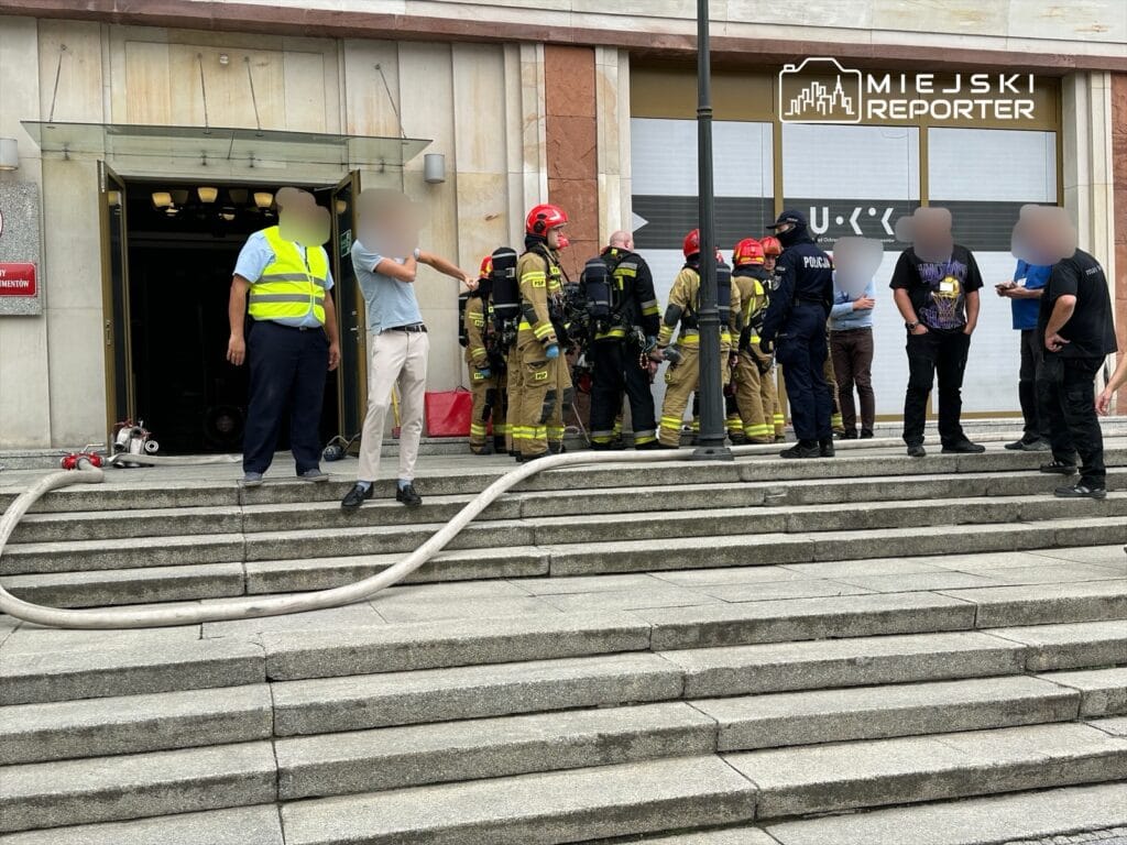 sehir merkezindeki occc arsivinde yangin i tfaiye ekiplerinin olay yerindeki calismalari devam ediyor 12637