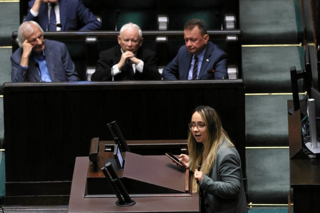 sejm de kilometre kavgasi bir kadin milletvekilinden sert sozler holownia cevap veriyor ben polis olmayacagim 12970