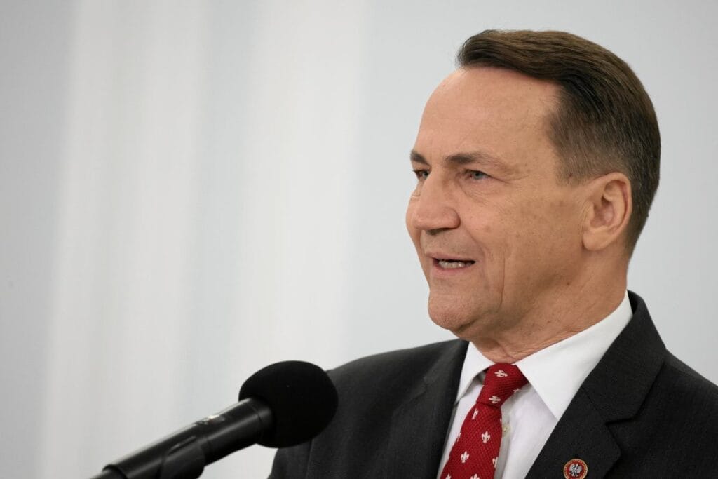 sikorski nawrocki nin rus provokasyonlari konusunda trump i ikna edecegini umuyor 12523