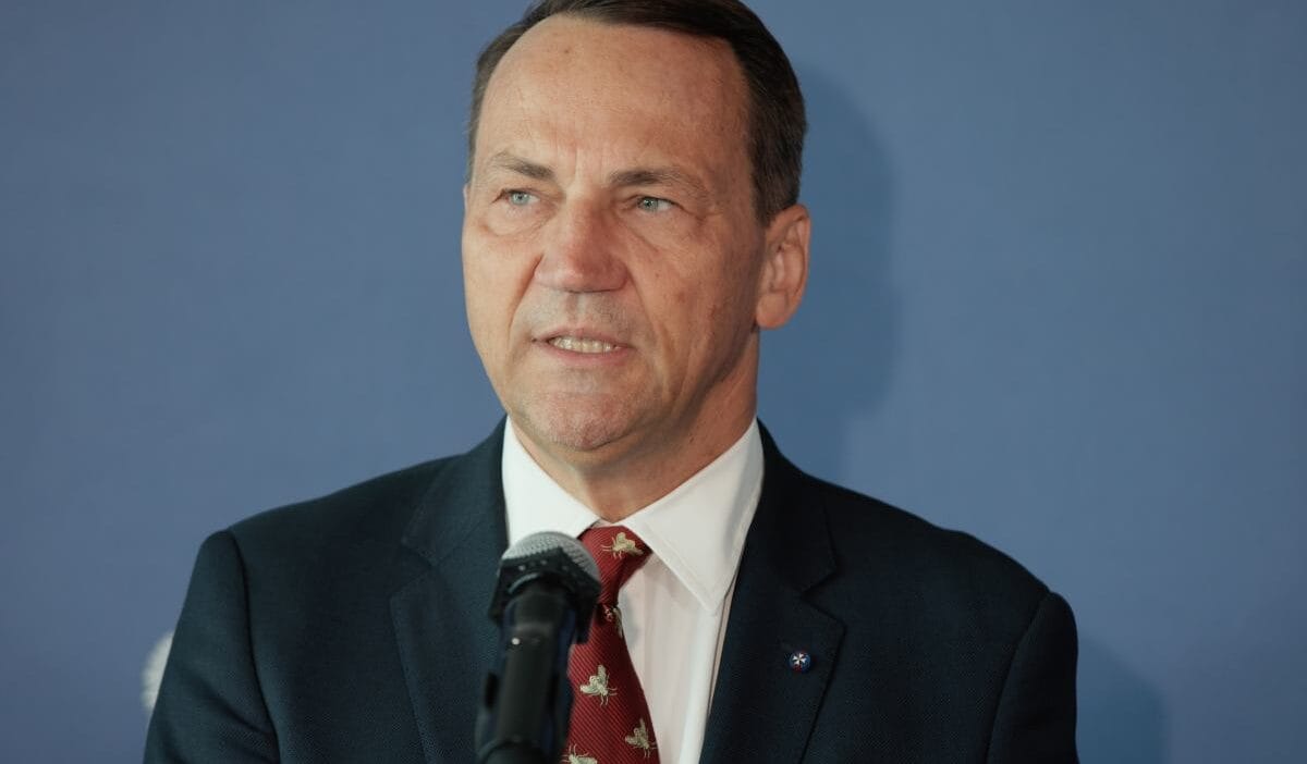 Sikorski nin onemli cagrisi oraya gitmemeniz icin size yalvariyorum 10536