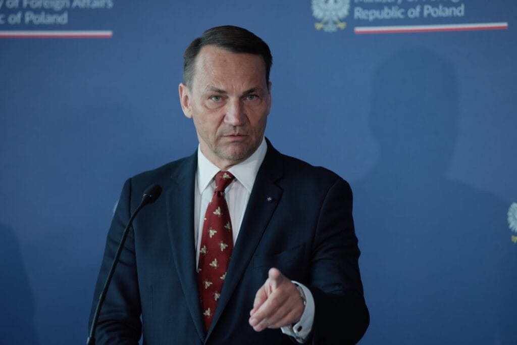 sikorski ukrayna uzerinde ucusa yasak bolge konusunu dusunmeliyiz 11220