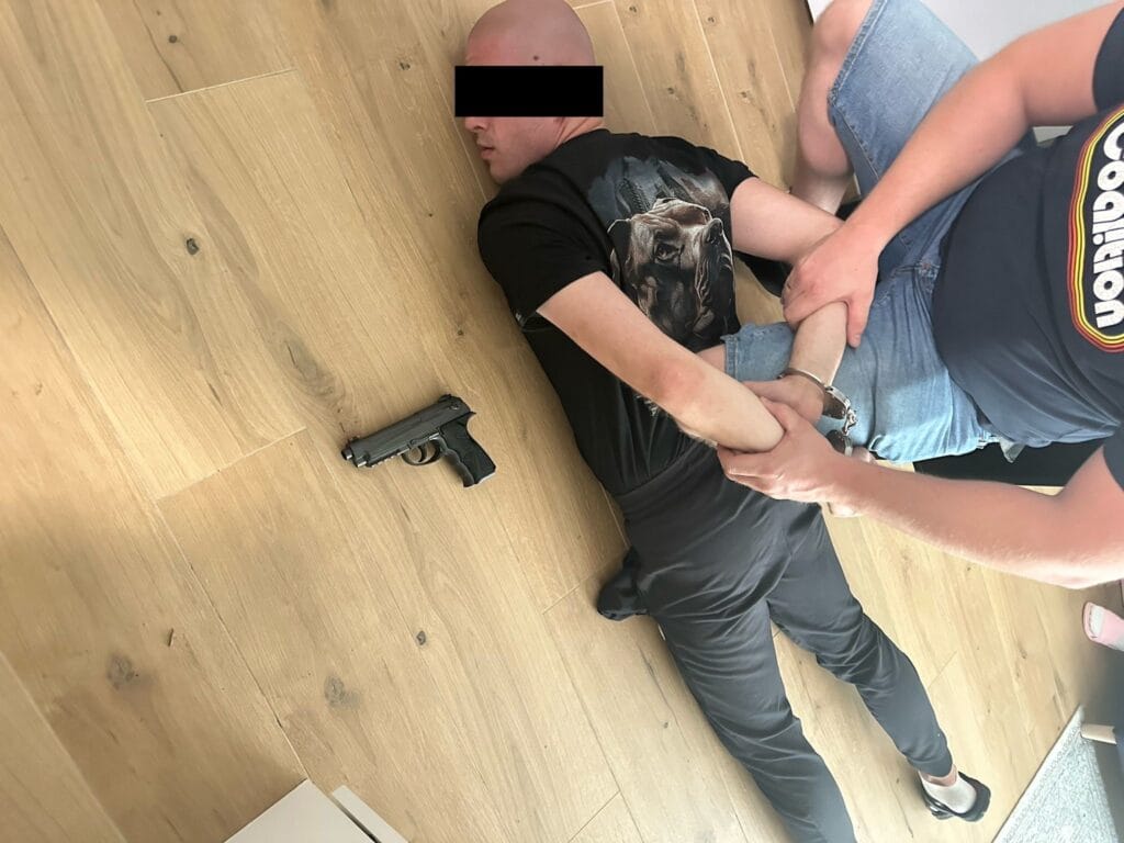 silah ve uyusturucu tasiyan torunlar gecici olarak tutuklandi 8452