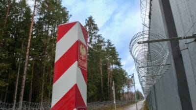 Sınırda yakalanan bir afgan tutuklandı. Şahsın sınırda görev yapan polonyalı askerlere saldırdığından ve göçmen kaçakçılığı yaptığından şüpheleniliyor 3 Sinirda yakalanan bir afgan tutuklandi sahsin sinirda gorev yapan polonyali askerlere saldirdigindan ve gocmen kacakciligi yaptigindan supheleniliyor 10728