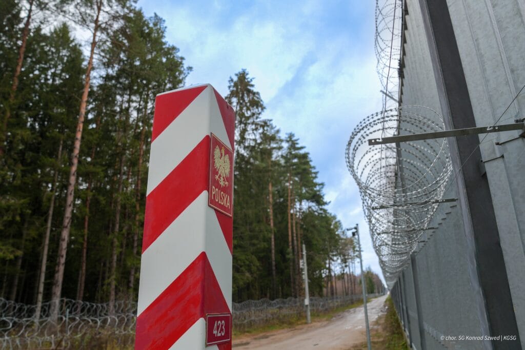 Sinirda yakalanan bir afgan tutuklandi sahsin sinirda gorev yapan polonyali askerlere saldirdigindan ve gocmen kacakciligi yaptigindan supheleniliyor 10728