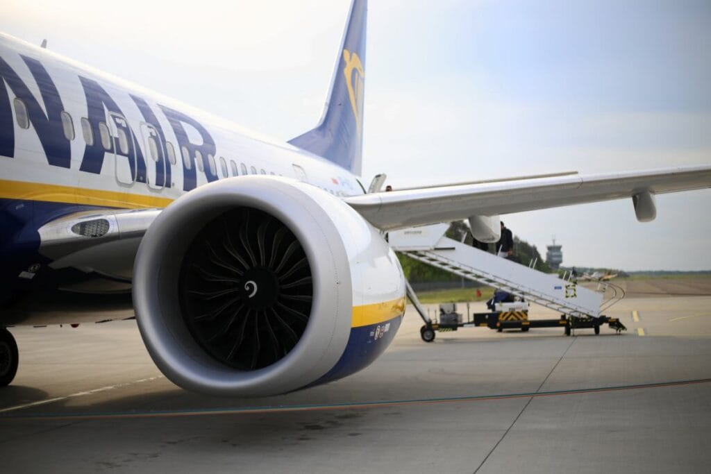 slovakya varsova dan gelen ucak inemedi gps sinyal paraziti 9851