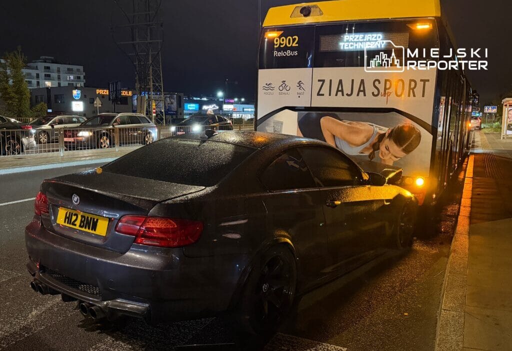 Spor bir bmw nin surucusu bemowo da bir belediye otobusunun arkasina carpti 13961