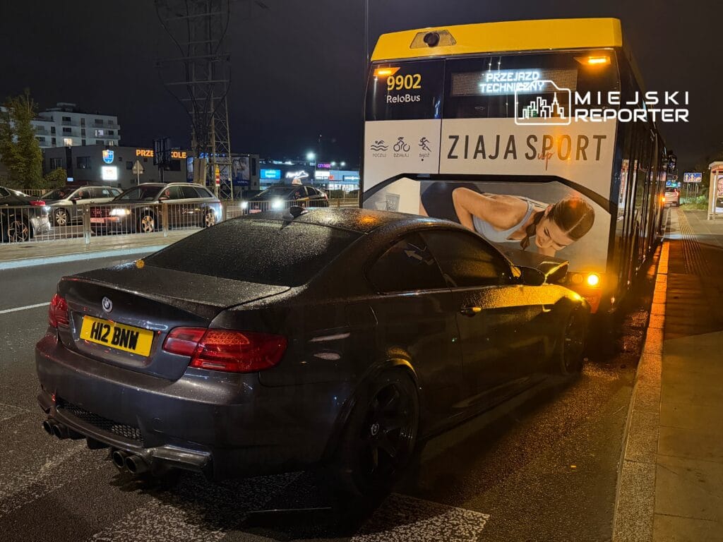 spor bir bmw nin surucusu bemowo da bir belediye otobusunun arkasina carpti 13961