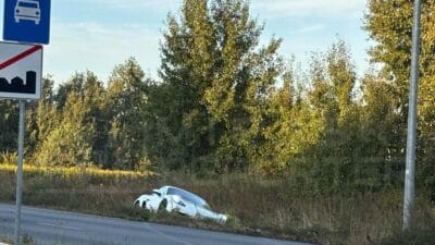 Sportif porsche 718 cayman in surucusu ursyn w da bir hendege girdi surucu agir bir para cezasi ile cezalandirildi 11739