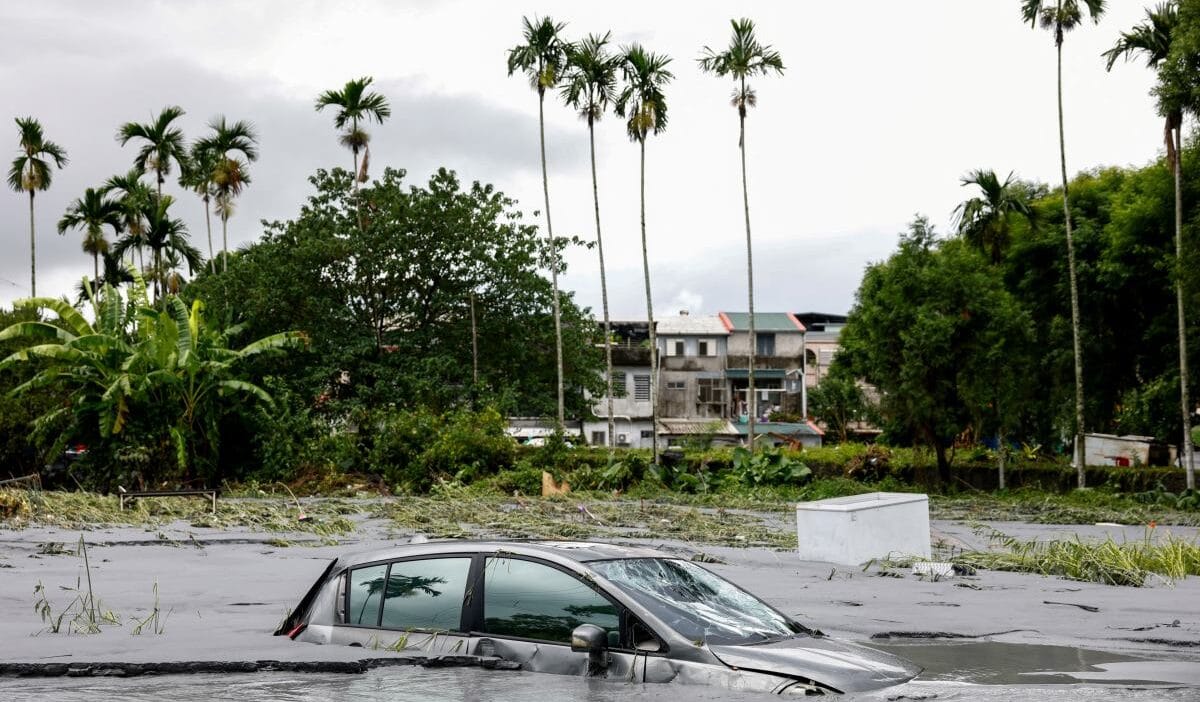 Super tayfun ragasa tayvan i vurdu i nternette dehset verici goruntuler ortaya cikti patlama gibiydi 12805