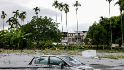 Super tayfun ragasa tayvan i vurdu i nternette dehset verici goruntuler ortaya cikti patlama gibiydi 12805